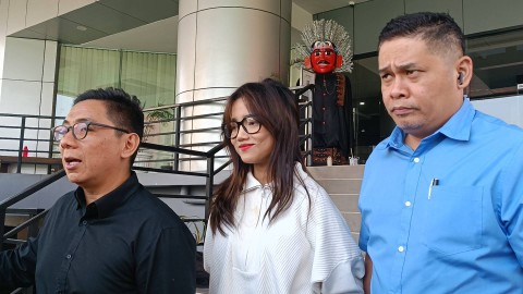 Fuji usai jalani pemeriksaan atas laporannya soal penggelapan uang di Polres Jakarta Barat, Senin (25/9/2023).    Foto: Giovanni/kumparan