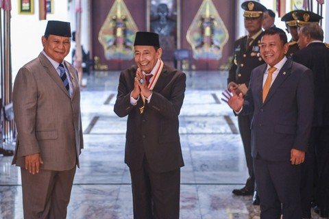 Menhan Prabowo Subianto dan Anggota Watimpres Habib Muhammad Lutfhi menyapa jurnalis usai mengikuti upacara pemberian tanda kehormatan di Ruang Hening Gedung Sudirman, Kantor Kementerian Pertahanan, Jakarta, Senin (25/9/2023).  Foto: Galih Pradipta/ANTARA FOTO