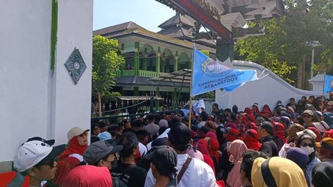 Pedagang Teras Malioboro 2 (TM2) menggelar aksi unjuk rasa di depan Balai Kota Yogyakarta, Senin (18/9/2023).  Foto: Arfiansyah Panji Purnandaru/kumparan