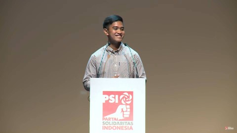Ketua Umum PSI Kaesang Pangarep memberikan sambutan saat Kopdarnas PSI di Jakarta Theater, Jakarta, Senin (23/9/2023). Foto: Youtube/ Partai Solidaritas Indonesia
