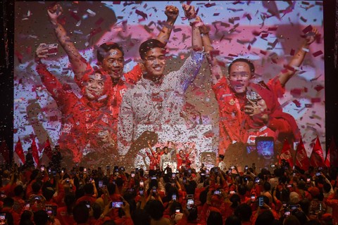 Ketua Umum Partai Solidaritas Indonesia (PSI) terpilih Kaesang Pangarep (tengah) melambaikan tangan ke arah kader-kader usai menyampaikan orasi politiknya dalam Kopi Darat Nasional (Kopdarnas) PSI di Jakarta, Senin (25/9/2023). Foto: Aditya Pradana Putra/ANTARA FOTO