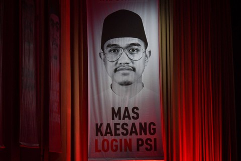 Spanduk Ketua Umum Partai Solidaritas Indonesia (PSI) terpilih Kaesang Pangarep terpasang di lokasi Kopi Darat Nasional (Kopdarnas) PSI di Jakarta, Senin (25/9/2023). Foto: Aditya Pradana Putra/ANTARA FOTO