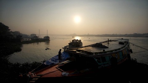 Aktivitas pelabuhan kecil di kawasan Pasar Sekanak di tengah kabut asap yang makin menebal sejak selasa pagi di Palembang, Selasa (26/9) Foto: ary priyanto/urban id