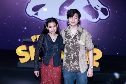 Shenina Cinnamon dan Angga Yunanda saat menghadiri gala premier film Sherina 2 di Epicentrum, Jakarta, Senin, (25/9/2023). Foto: Agus Apriyanto
