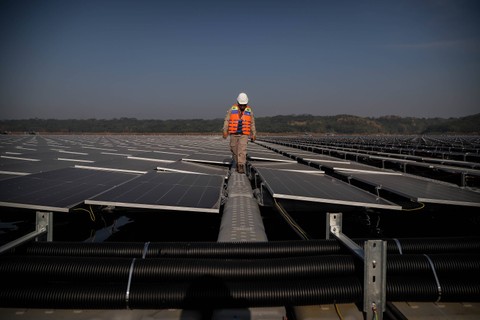 Teknisi memeriksa solar panel pada proyek PLTS Terapung di Waduk Cirata, Kabupaten Purwakarta, Jawa Barat, Selasa (26/9/2023). Foto: Jamal Ramadhan/kumparan