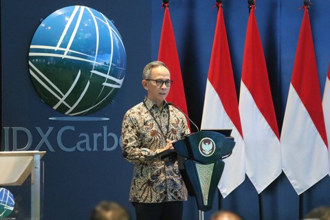 Ketua Dewan Komisioner Otoritas Jasa Keuangan (DK OJK) Mahendra Siregar memberi sambutan dalam peluncuran Bursa Karbon Indonesia (IDXCarbon) di Main Hall Bursa Efek Indonesia, Selasa (26/9/2023). Foto: OJK