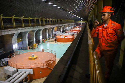 Operator beraktivitas di area generator Pembangkit Listrik Tenaga Air (PLTA) Cirata, Kabupaten Purwakarta, Provinsi Jawa Barat, Selasa (26/9/2023). Foto: Jamal Ramadhan/kumparan