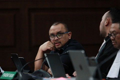 Terdakwa kasus dugaan korupsi penyediaan menara BTS 4G dan infrastuktur Bakti Kominfo tahun 2020-2022 Anang Achmad Latif (kiri) mengikuti sidang lanjutan, di Pengadilan Tipikor, Jakarta, Selasa (26/9/2023).  Foto: Reno Esnir/ANTARA FOTO