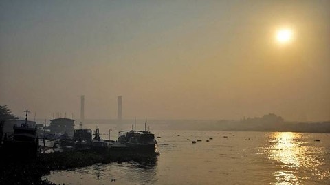 Suasana pagi di tepian Sungai Musi di kala kabut asap yang makin menebal di Kota Palembang, Selasa (26/9) Foto: ary priyanto/urban id