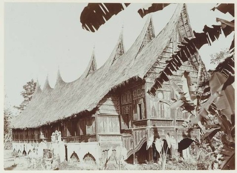 Ilustrasi Rumah hunian orang Minangkabau (Rumah Gadang). Foto Commons Wikimedia.