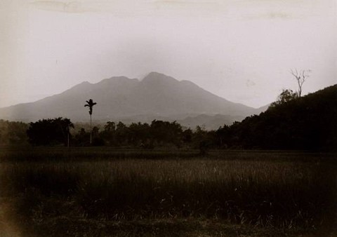 Ilustrasi Gunung Marapi konon hunian awal Minangkabau. Foto Commons Wikimedia.