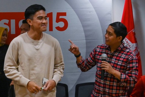 Ketua Umum Partai Solidaritas Indonesia (PSI) Kaesang Pangarep (kiri) berbincang dengan Sekjen Raja Juli Antoni (kanan) sebelum memberikan keterangan pers usai rapat mingguan di gedung Dewan Pimpinan Pusat (DPP) PSI, Jakarta, Selasa (26/9/2023). Foto: Sulthony Hassanuddin/ANTARA FOTO