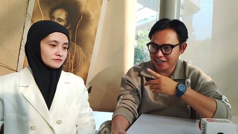 Dodhy Kangen Band dan Istrinya, Ayu Rizki Yani, dalam Konferensi Pers single jebakan, Kuningan, Jakarta Selatan, Selasa (26/9/2023). Foto: Giovanni/kumparan
