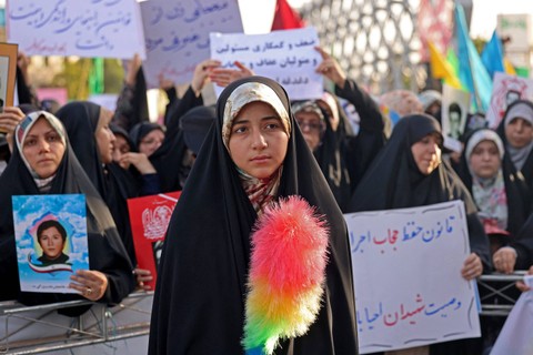 Ilustrasi perempuan Iran. Foto: ATTA KENARE / AFP