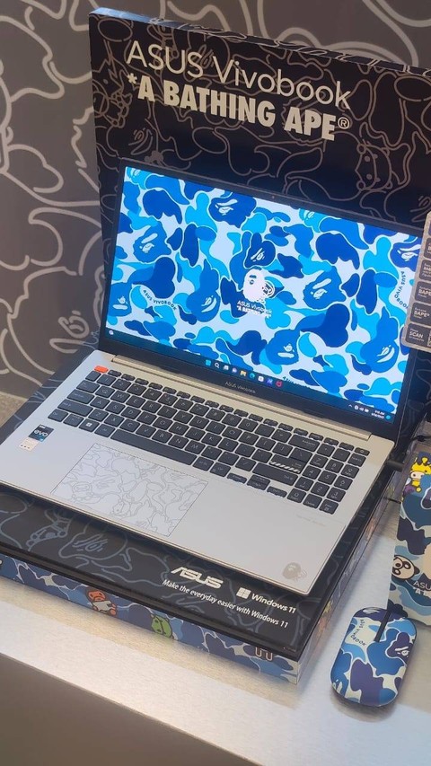 Laptop Asus Vivobook S15 OLED BAPE Edition warna Cool Silver yang termasuk dalam paket Blue Camo Bundle. Foto: kumparan