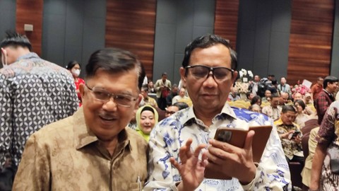 Jusuf Kalla dan Mahfud MD di acara hari ulang tahun Menko Marves Luhut Binsar Pandjaitan yang ke-76 di Sopo Del Tower, Jakarta Selatan, Kamis (28/9/2023). Foto: Jonathan Devin/kumparan