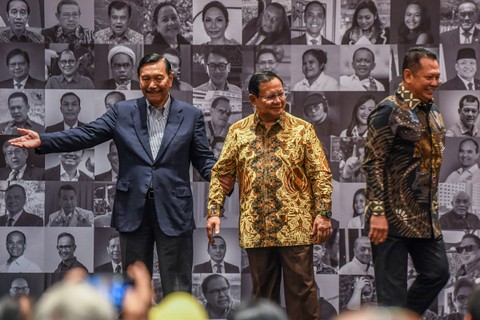 Menko Marves Luhut Binsar Pandjaitan mempersilakan Menhan Prabowo Subianto memberikan sambutan saat hadir dalam acara peringatan hari ulang tahun Luhut Binsar Pandjaitan di Jakarta, Kamis (28/9/2023).  Foto: Galih Pradipta/ANTARA FOTO