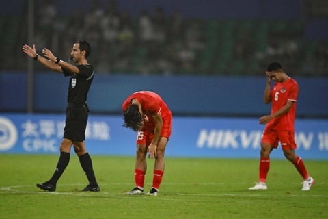 Pemain Timnas U-24 Indonesia Alfeandra Dewangga dan Ananda Raehan tertunduk saat wasit mengakhiri pertandingan melawan Uzbekistan pada babak 16 besar Asian Games 2022 di Shangcheng Sports Centre Stadium, Hangzhou, China, Kamis (28/9/2023).  Foto: Hafidz Mubarak A/ANTARA FOTO