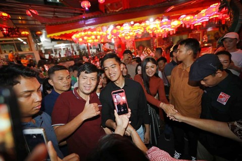 Ketua Umum Partai Solidaritas Indonesia (PSI) Kaesang Pangarep bersama istrinya Erina Gudono mengunjungi Vihara Hok Tek Tjeng Sin (Vihara Amurva Bhumi) di Karet Semanggi, Setiabudi, Jakarta, Kamis (28/9/2023). Foto: Aditia Noviansyah/kumparan