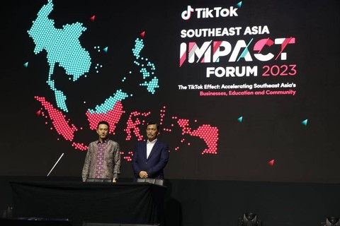 Menko Maritim dan Investasi Luhut Binsar Pandjaitan bersama CEO TikTok Shou Zi Chew di acara peluncuran laporan TikTok Southeast Asia Socio-Economic Impact Report di Jakarta, Kamis (15/6/2023). Foto: Dok. Kemenko Marves
