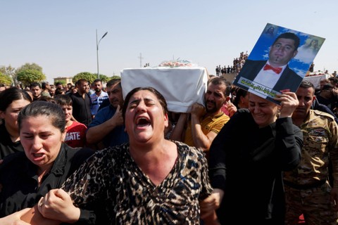 Para pelayat membawa peti mati saat pemakaman korban kebakaran fatal pada perayaan pernikahan, di Hamdaniya, Irak, Kamis (28/9/2023). Foto: Ahmed Saad/REUTERS 