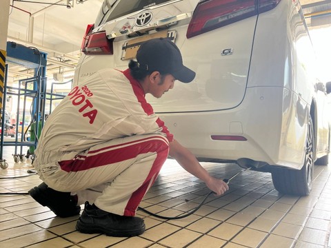 Uji emisi mobil bensin di Auto2000 Foto: Sena Pratama/kumparan
