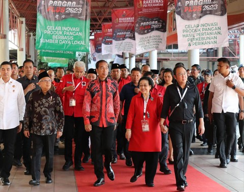 Presiden Jokowi bersama Ketum PDIP Megawati Soekarnoputri di Rakernas IV PDIP.  Foto: PDIP
