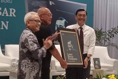 Peluncuran buku Luhut Binsar Pandjaitan Menurut Kita-Kita di Gramedia Matraman Jakarta, Jumat (29/9/2023).  Foto: Akbar Maulana/kumparan