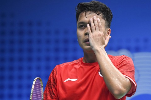 Pebulu tangkis tunggal putra Indonesia Anthony Sinisuka Ginting mengembalikan kok ke arah lawannya asal Korea Selatan Jeon Hyeokjin dalam babak perempat final beregu Asian Games 2022 di Binjiang Gymnasium, Hangzhou, China, Jumat (29/9). Foto: ANTARA FOTO/M Risyal Hidayat
