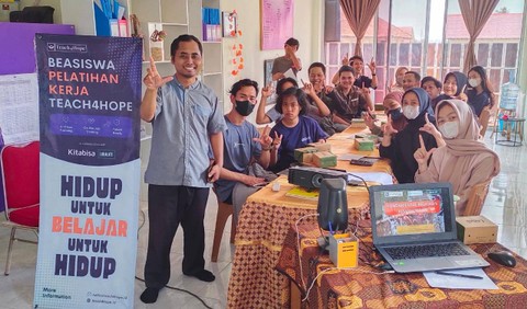 Penerima Beasiswa Pelatihan Kerja Teach4Hope Chapter Lampung Antusias mengikuti kelas perdana Kerelawanan Sosial. | Foto: Ist