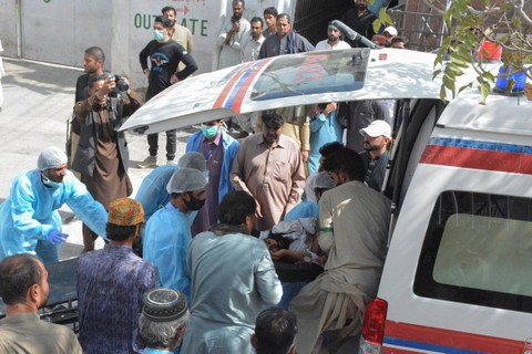 Petugas medis memindahkan seorang pria, yang terluka dalam ledakan di Mastung, dari ambulans di luar rumah sakit di Quetta, Pakistan 29 September 2023. Foto: REUTERS/Stringer