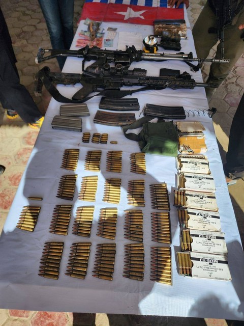 Satgas Damai Cartenz sita senpi hingga bendera Bintang Kejora dari KKB di Pegunungan Bintang, Papua Pegunungan. Foto: Dok. Istimewa