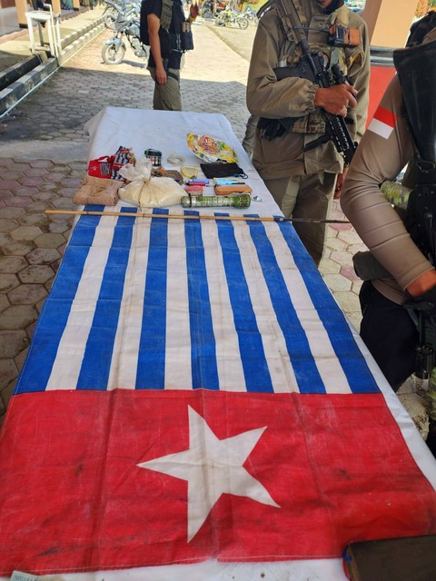 Satgas Damai Cartenz sita senpi hingga bendera Bintang Kejora dari KKB di Pegunungan Bintang, Papua Pegunungan. Foto: Dok. Istimewa