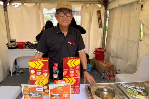 Owner Mini Resto, Sukeri salah satu pedagang nasgor yang berpartisipasi di acara Pesta Nasgor kumparan di Bintaro Jaya Xchange Mall, Sabtu (30/9/2023). Foto: Gitario Vista Inasis/kumparan