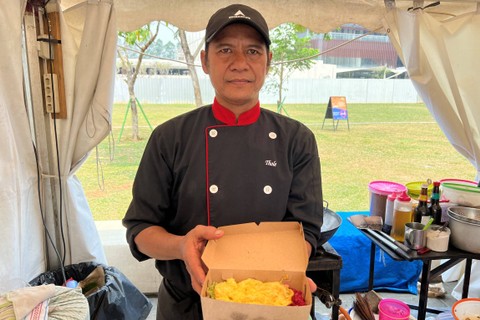 Owner Thole Kitchen, Pak Mujiyanto, salah satu pedagang nasgor yang berpartisipasi di acara Pesta Nasgor kumparan di Bintaro Jaya Xchange Mall, Sabtu (30/9/2023). Foto: Gitario Vista Inasis/kumparan