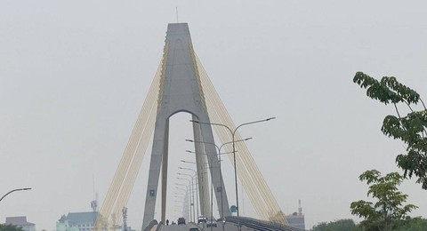 Jembatan siak di Pekanbaru tertutup kabut asap. Foto: Dok. Istimewa