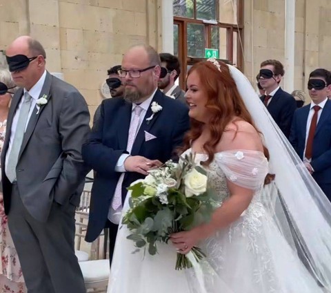 Pernikahan unik perempuan tunanetra asal Inggris, Lucy Edwards, tamunya memakai penutup mata. Foto: Instagram/lucyedwardsofficial 