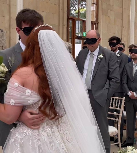 Pernikahan unik perempuan tunanetra asal Inggris, Lucy Edwards, tamunya memakai penutup mata. Foto: Instagram/lucyedwardsofficial
