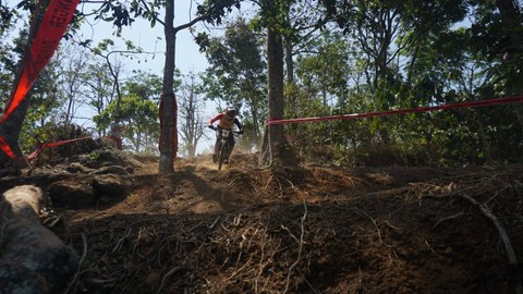 Sesi seeding run 76 Indonesian Downhill di Ternadi Bike Park, Kudus, pada Sabtu (30/9). Foto: Jodi Hermawan/kumparan