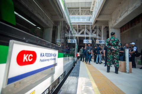 Penumpang berjalan dekat gerbong kereta pengumpan untuk Kereta Cepat Jakarta-Bandung (KCJB) saat diuji coba di Bandung, Jawa Barat, Sabtu (30/9/2023). Foto: IMAGO/KHAIRIZAL MARIS via Reuters