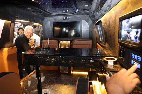 Bacapres Ganjar Pranowo melihat mobil listrik Hyundai bertuliskan RI-1 Concept dalam pameran Indonesia Modification dan Lifestyle Expo (IMLE) 2023 di JCC Jakarta, Sabtu (30/9/2023). Foto: Dok. Istimewa