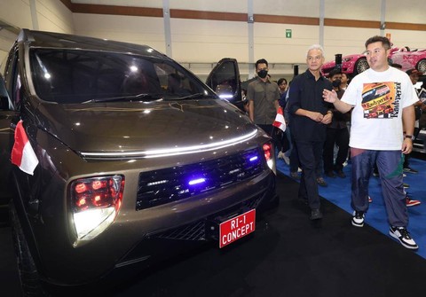 Bacapres Ganjar Pranowo melihat mobil listrik Hyundai bertuliskan RI-1 Concept dalam pameran Indonesia Modification dan Lifestyle Expo (IMLE) 2023 di JCC Jakarta, Sabtu (30/9/2023). Foto: Dok. Istimewa