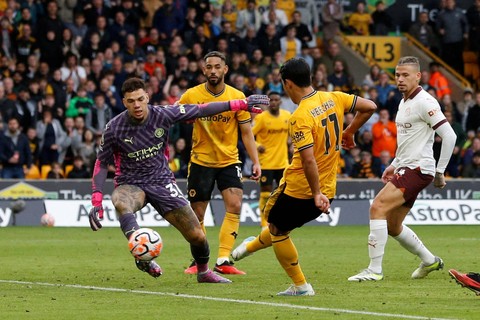 Pemain Wolverhampton Wanderers Hwang Hee-chan mencetak gol kedua mereka saat hadapi Manchester City di Stadion Molineux, Wolverhampton, Inggris, Sabtu (30/9/2023). Foto: Action Images via Reuters/Ed Sykes