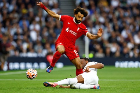 Pemain Liverpool Mohamed Salah beraksi bersama pemain Tottenham Hotspur Destiny Udogie, di Stadion Tottenham Hotspur, London, Inggris, Sabtu (30/9/2023). Foto: Action Images via Reuters/Peter Cziborra