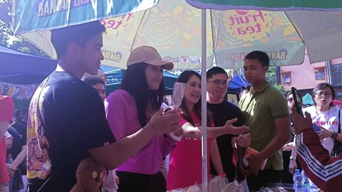 Ketum PSI Kaesang Pangarep mengunjungi Car Free Day (CFD) di Lapangan Renon, Kota Denpasar, Minggu (1/10/2023).  Foto: Denita BR Matondang/kumparan