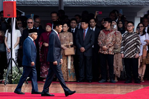 Presiden Joko Widodo (kedua kiri) bersama Wakil Presiden Ma'ruf Amin tiba dalam upacara Peringatan Hari Kesaktian Pancasila Tahun 2023 di Monumen Pancasila Sakti, Lubang Buaya, Jakarta Timur, Minggu (1/10/2023). Foto: Sigid Kurniawan/ANTARA FOTO