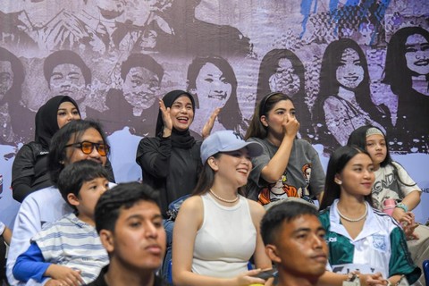 Istri Ganjar Pranowo, Siti Atiqoh saat menonton putranya bermain dalam futsal charity match 'Goal Kampung'. Foto: Dok. Istimewa