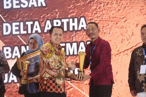 Dirjen Bina Keuda Kemendagri Agus Fatoni memberikan penghargaan dalam acara BUMD Awards 2023 di Hotel Grand Sahid Jakarta, Jumat (29/9/2023).  Foto: Kemendagri RI