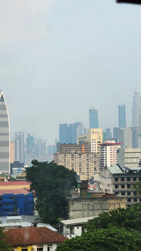 Ibu kota Malaysia tertutup kabut asap kiriman Indonesia Minggu (1/10/2023). Foto: Dok. Istimewa