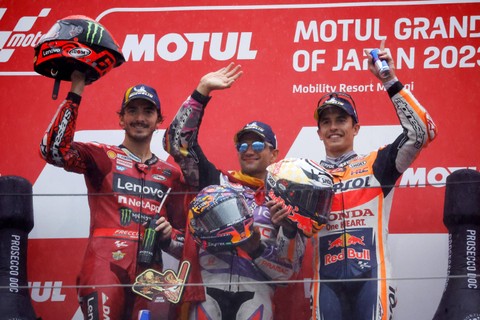Pembalap Jorge Martin merayakan di podium setelah memenangkan MotoGP, bersama dengan peringkat kedua Francesco Bagnaia dan peringkat ketiga Marc Marquez di Mobility Resort Motegi, Motegi, Jepang. Foto: Issei Kato/Reuters